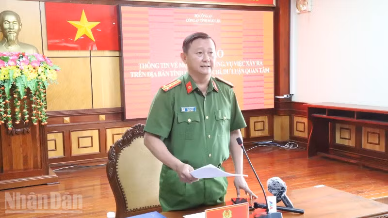 Đại tá Võ Duy Tuấn, Phó Giám đốc Công an tỉnh Đắk Lắk, Thủ trưởng Cơ quan cảnh sát điều tra Công an tỉnh thông tin về vụ tai nạn giao thông tại buổi họp báo ngày 23/4.