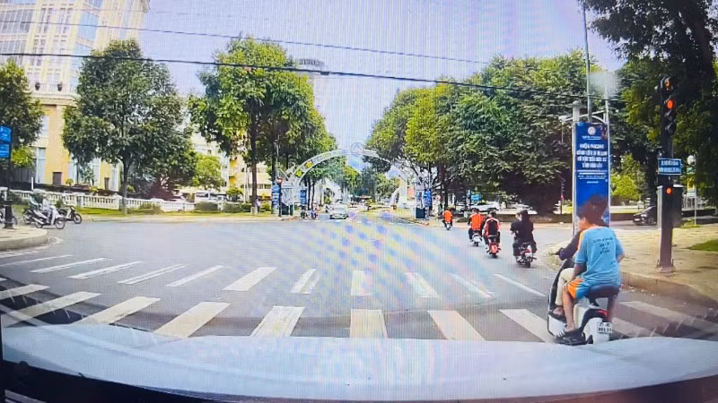 Nhóm học sinh điều khiển xe đạp điện không đội mũ bảo hiểm và vượt đèn đỏ gây mất an toàn giao thông giữa trung tâm phường Buôn Ma Thuột.