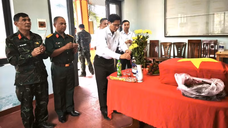 Các đồng chí lãnh đạo xã Krông Bông và Đội K51 dâng hương các hài cốt liệt sĩ.