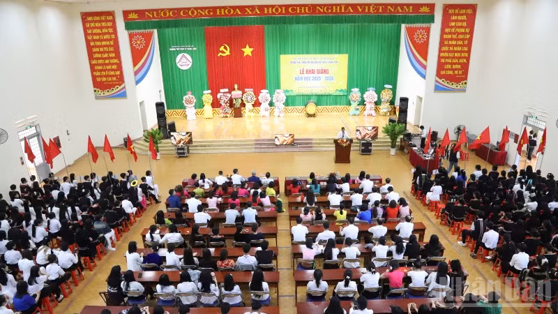 Thầy cô giáo và học sinh Trường trung học phổ thông dân tộc nội trú N'Trang Lơng, tỉnh Đắk Lắk khai giảng năm học mới.