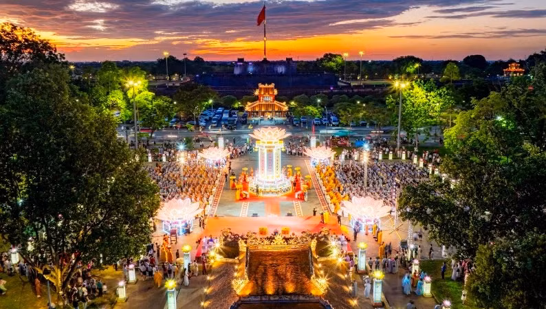 Lễ hội Hoa đăng với chủ đề “Ánh đạo Vàng son - Hội tụ Văn hóa, Lan tỏa Hòa bình” do Ban Trị sự Giáo hội Phật giáo Việt Nam thành phố Huế tổ chức tại Nghinh Lương Đình bên bờ sông Hương. 