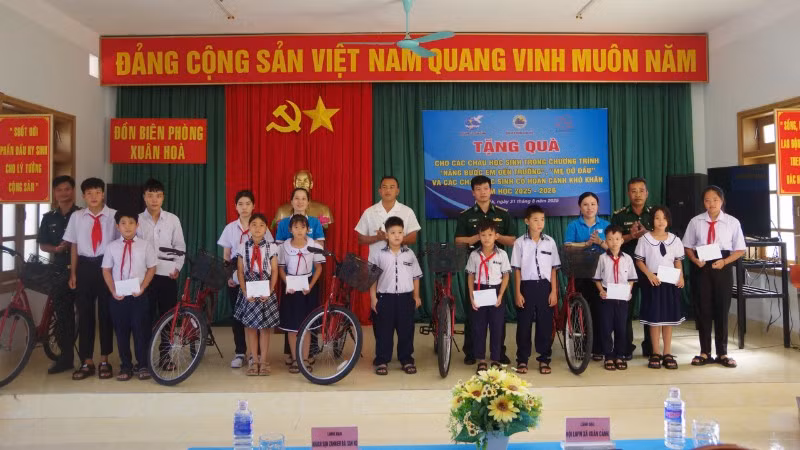 Đại diện Đồn Biên phòng Xuân Hòa phối hợp với Ủy ban Mặt trận Tổ quốc Việt Nam xã Xuân Cảnh trao quà cho các em học sinh.