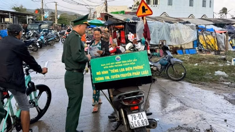 "Tiếng loa Biên phòng" được cán bộ, chiến sĩ Đồn Biên phòng Xuân Hòa tuyên truyền đến nhiều khu dân cư trên địa bàn.