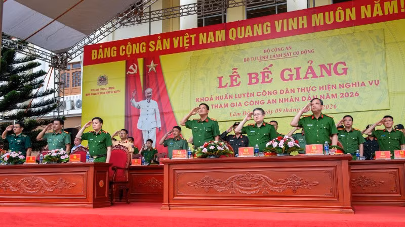 Các đại biểu chào cờ tại Lễ bế giảng.