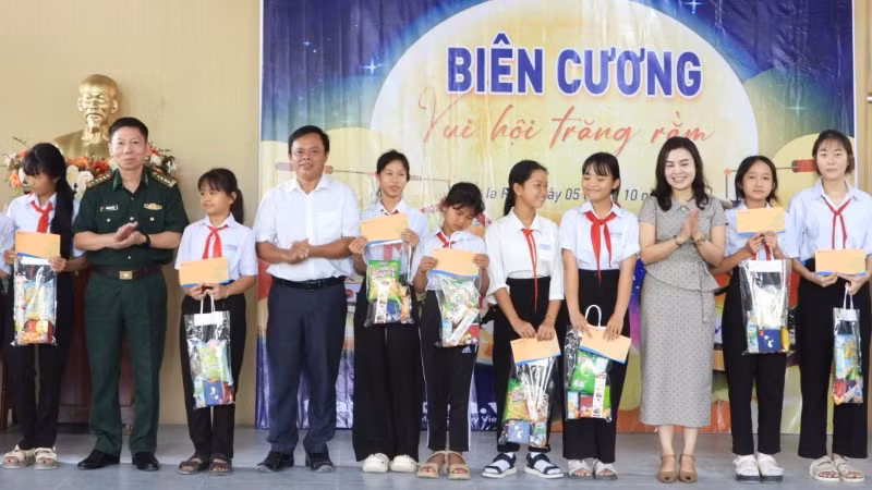 Đại tá Đỗ Quang Thấm, Chính ủy Bộ đội Biên phòng tỉnh Đắk Lắk và đại diện các đơn vị tặng quà Trung thu cho các cháu học sinh xã biên giới Ia Rvê.
