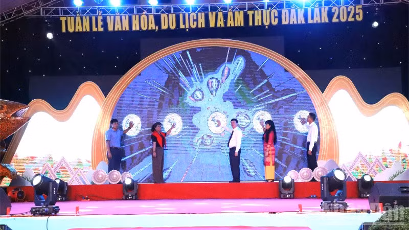 Các đại biểu ấn nút khai mạc Tuần lễ văn hóa, du lịch và ẩm thực Đắk Lắk 2025.
