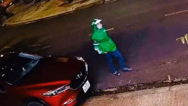 Đối tượng dùng súng bắn chết ông Hứa Hồng Hải tại khu vực trước nhà số 176 đường Trần Nhật Duật, phường Buôn Ma Thuột, tỉnh Đắk Lắk lúc gây án.