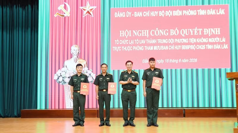 Lãnh đạo Ban Chỉ huy Bộ đội Biên phòng tỉnh Đắk Lắk trao quyết định nhân sự đối với Trung đội phương tiện không người lái.