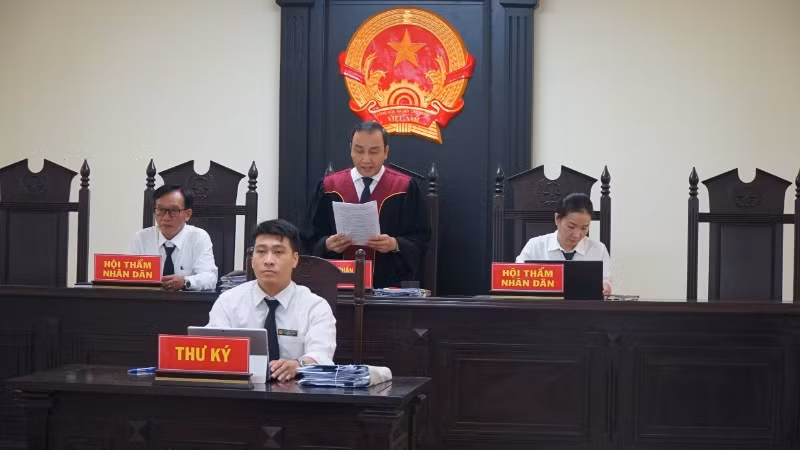 Chủ tọa phiên tòa tuyên án.