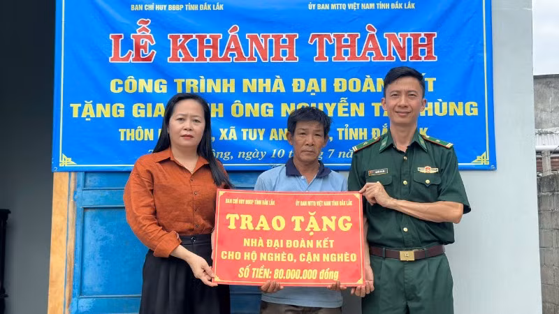 Đại diện Ban Chỉ huy Bộ đội Biên phòng tỉnh Đắk Lắk và các đơn vị trao biểu trưng tặng nhà Đại đoàn kết cho gia đình ông Nguyễn Tấn Hùng.