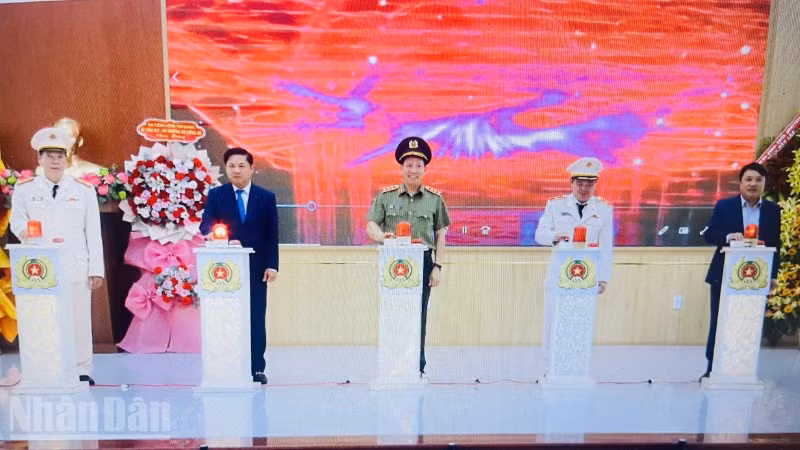 Thượng tướng Lê Văn Tuyến, Thứ trưởng Công an và đồng chí Lương Nguyễn Minh Triết, Bí thư Tỉnh ủy Đắk Lắk cùng các đại biểu ấn nút ra mắt Trường Văn hóa Công an nhân dân II.