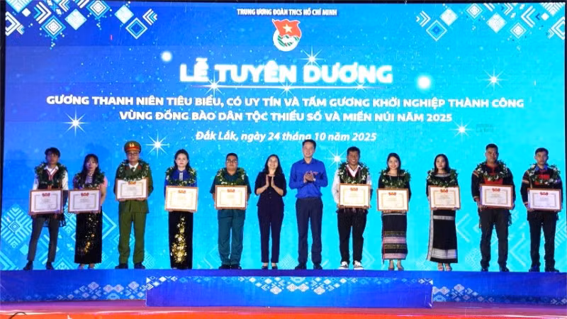 Trung ương Đoàn Thanh niên Cộng sản Hồ Chí Minh trao bằng khen cho 27 gương thanh niên dân tộc thiểu số tiêu biểu, người có uy tín và những tấm gương khởi nghiệp thành công ở vùng đồng bào dân tộc thiểu số, miền núi năm 2025.
