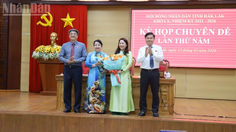 Các đồng chí lãnh đạo Hội đồng nhân dân tỉnh Đắk Lắk tặng hoa chúc mừng tân Phó Chủ tịch Hội đồng nhân dân tỉnh Đắk Lắk khóa X, nhiệm kỳ 2021-2026 Phúc Bình Niê Kdăm.