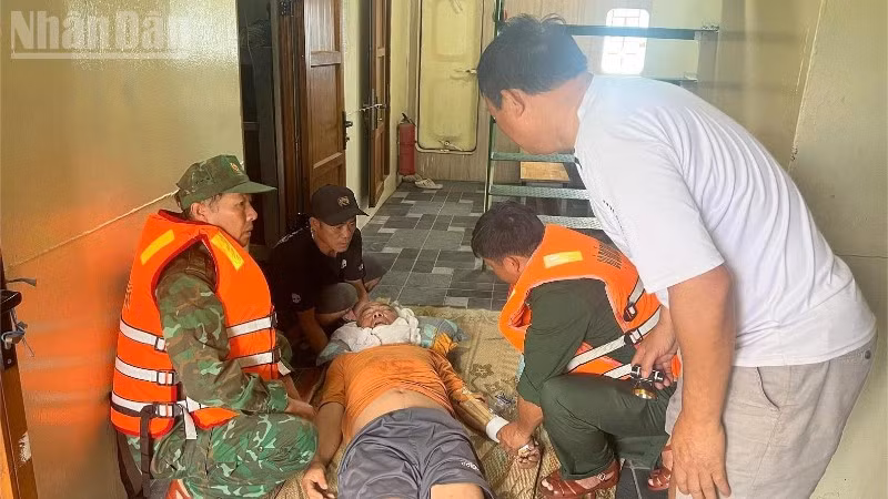 Cán bộ, chiến sĩ Đồn Biên phòng Cửa khẩu Cảng Vũng Rô khẩn trương sơ cứu thuyền viên bị chấn thương ngay tại khoang tàu.