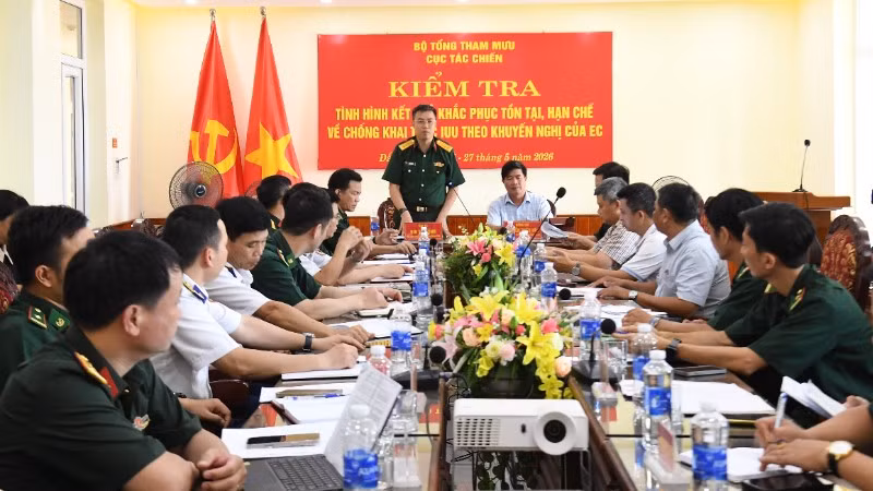 Đại tá Bùi Yên Tĩnh, Phó Cục trưởng Cục Tác chiến phát biểu tại buổi làm việc. 