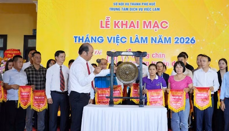 Phó Chủ tịch Ủy ban nhân dân thành phố Nguyễn Văn Mạnh thực hiện nghi thức khai mạc Tháng việc làm. 
