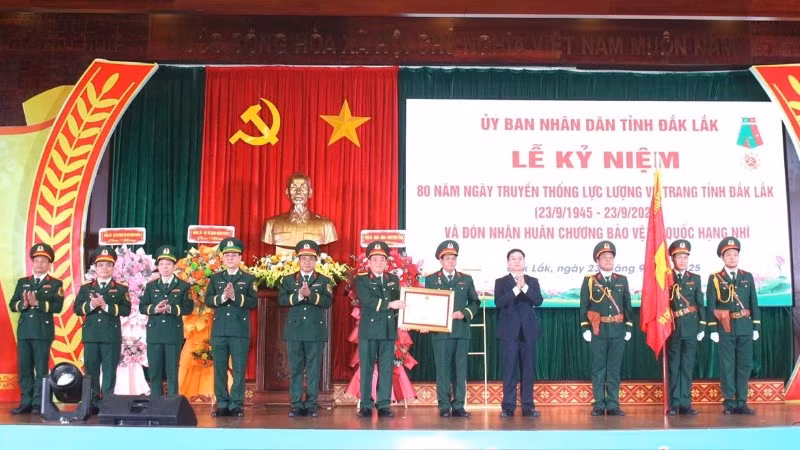 Thừa ủy quyền của Chủ tịch nước, Bí thư Tỉnh ủy Đắk Lắk Nguyễn Đình Trung trao tặng Huân chương Bảo vệ Tổ quốc hạng Nhì cho Bộ Chỉ huy Quân sự tỉnh Đắk Lắk.