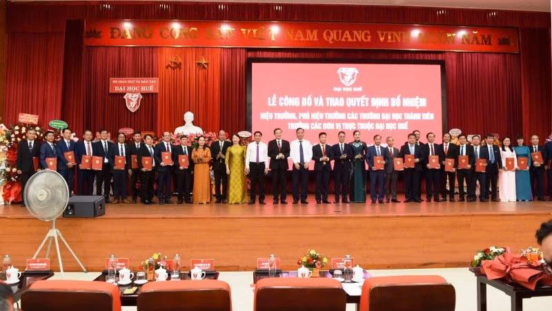 Đại học Huế trao quyết định bổ nhiệm lãnh đạo các trường đại học thành viên và đơn vị trực thuộc nhiệm kỳ mới.