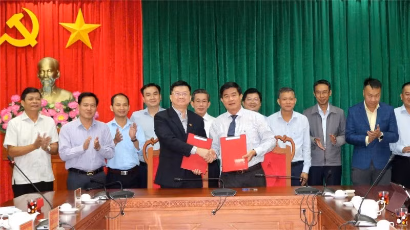 Ký kết hợp tác giữa hai bên.