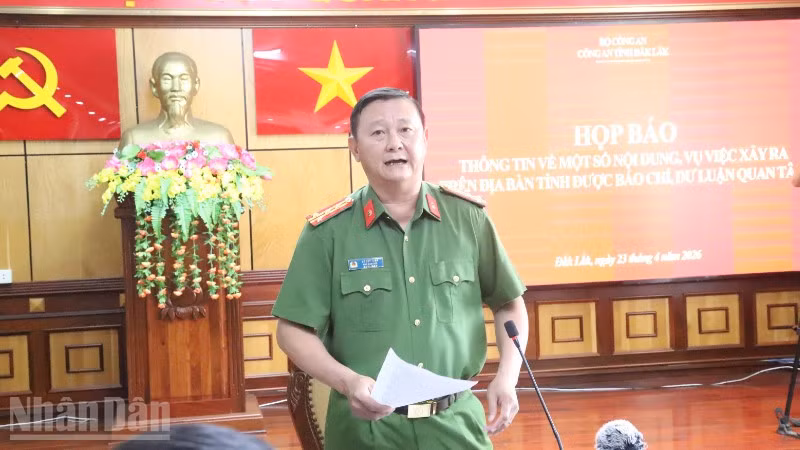 Đại tá Võ Duy Tuấn, Phó Giám đốc Công an tỉnh Đắk Lắk, Thủ trưởng Cơ quan Cảnh sát điều tra thông tin nội dung vụ việc tại buổi họp báo.