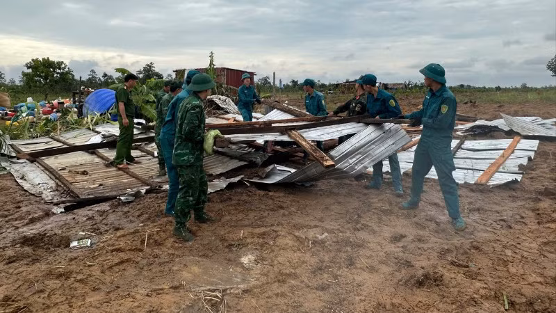 Bộ đội Biên phòng và các lực lượng đang giúp dân khắc phục hậu quả do dông lốc.