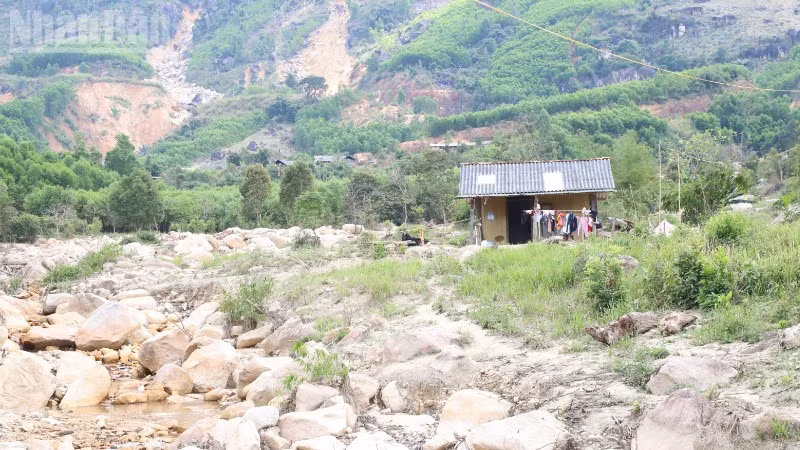 Nhiều hộ dân ở thôn Ea Hăn, xã Yang Mao, tỉnh Đắk Lắk vẫn sống trong vùng thiên tai, sạt lở.