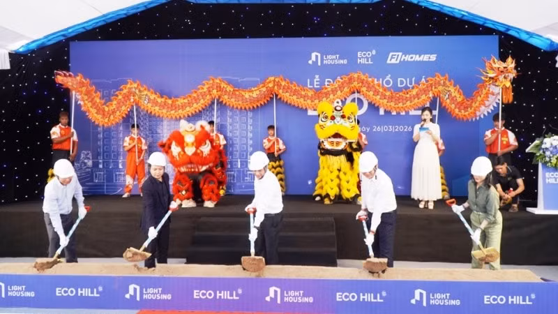 Lãnh đạo Ủy ban nhân dân thành phố Huế cùng các đại biểu thực hiện nghi thức động thổ Dự án nhà ở xã hội Eco Hill tại Bàu Vá.