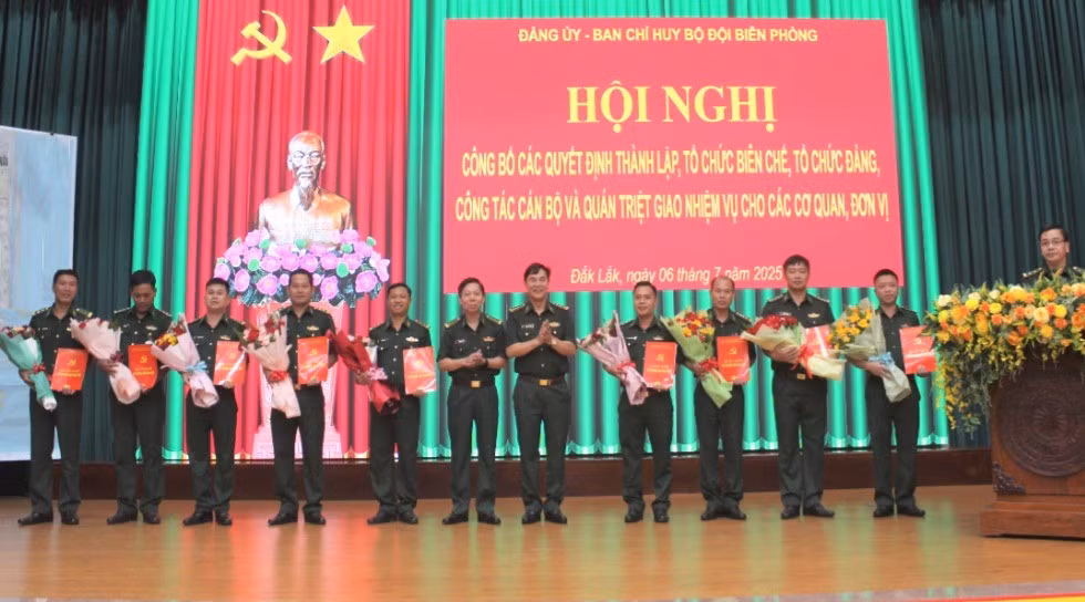 Lãnh đạo Đảng ủy, Ban Chỉ huy Bộ đội Biên phòng tỉnh Đắk Lắk trao quyết định cho các tổ chức Đảng trực thuộc.