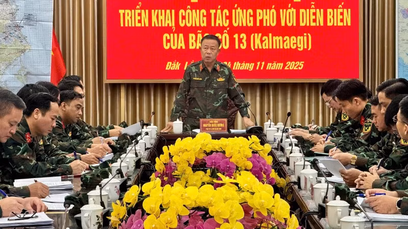 Thiếu tướng Nguyễn Quốc Hương, Phó Tư lệnh Quân khu 5 phát biểu chỉ đạo công tác ứng phó với bão số 13 tại tỉnh Đắk Lắk.