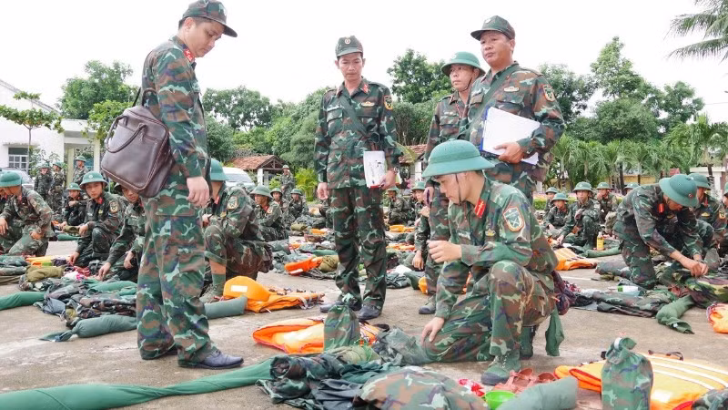 Trung đoàn 888, Bộ Chỉ huy Quân sự tỉnh Đắk Lắk kiểm tra quân tư trang của lực lượng làm nhiệm vụ phòng chống bão lụt.