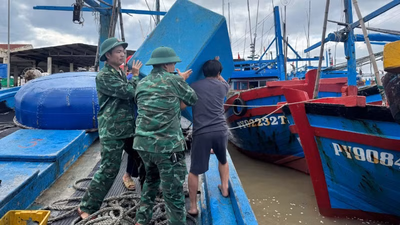 Cán bộ, chiến sĩ Đồn Biên phòng Xuân Hòa, Ban Chỉ huy Bộ đội Biên phòng tỉnh Đắk Lắk hỗ trợ ngư dân đưa phương tiện đánh bắt cá lên bờ, bảo đảm an toàn trước khi bão số 13 đổ bộ.
