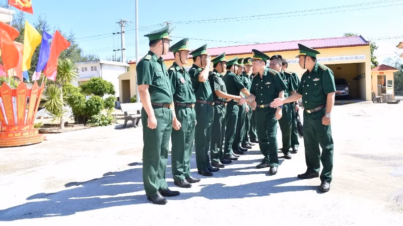 Đoàn công tác đến kiểm tra tại Đồn Biên phòng An Hải.