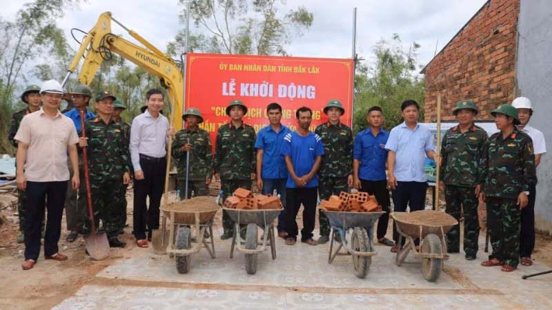 Các đồng chí lãnh đạo tỉnh Đắk Lắk cùng các đơn vị thi công và nhân dân tại lễ khởi động.