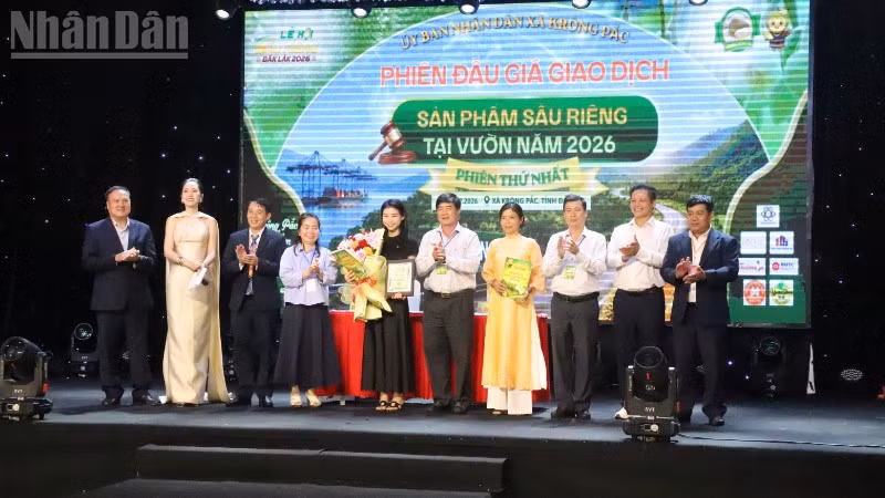 Phó Chủ tịch Ủy ban nhân dân tỉnh Đắk Lắk Nguyễn Thiên Văn và lãnh đạo các sở, ban, ngành của tỉnh cùng xã Krông Pắc tặng hoa chúc mừng lãnh đạo Công ty trách nhiệm hữu hạn xuất nhập khẩu nông nghiệp Nguyên Thuận và đại diện các hộ dân.