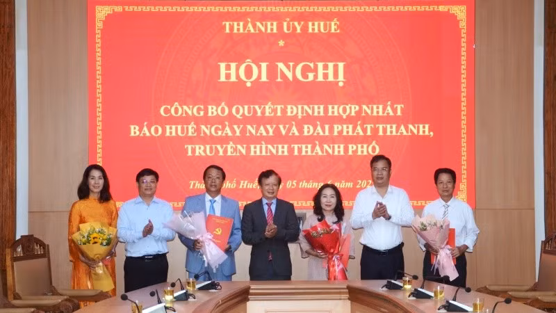 Lãnh đạo thành phố trao quyết định thành lập Trung tâm Truyền thông thành phố Huế và các quyết định về công tác cán bộ tại trung tâm này.