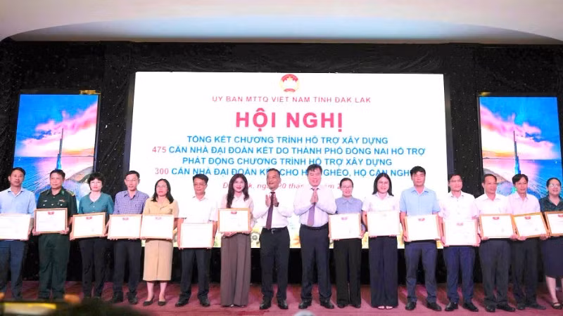 Ủy ban Mặt trận Tổ quốc Việt Nam tỉnh Đắk Lắk trao tặng Bằng khen cho 13 tập thể và 2 cá nhân có thành tích tiêu biểu xuất sắc trong công tác hỗ trợ xây dựng nhà Đại đoàn kết. (Ảnh: CTV)