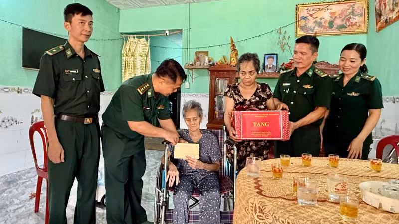 Đoàn công tác tặng quà Mẹ Việt Nam Anh hùng Nguyễn Thị Xuân.