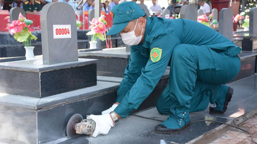 Quá trình khai quật mộ liệt sĩ để lấy mẫu sinh phẩm được triển khai khẩn trương. (Ảnh: Việt Hùng)