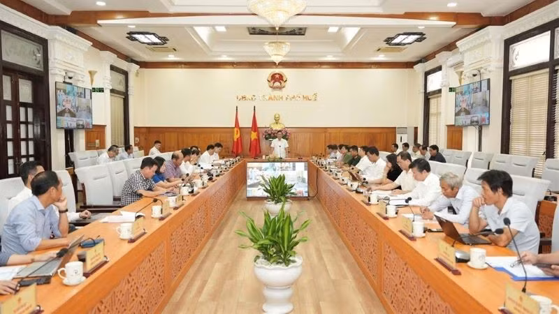 Phó Bí thư Thành ủy, Chủ tịch Ủy ban nhân dân thành phố Huế Lê Trí Thanh chủ trì phiên họp được kết nối trực tuyến đến 40 xã, phường. (Ảnh: NG.HIẾU)