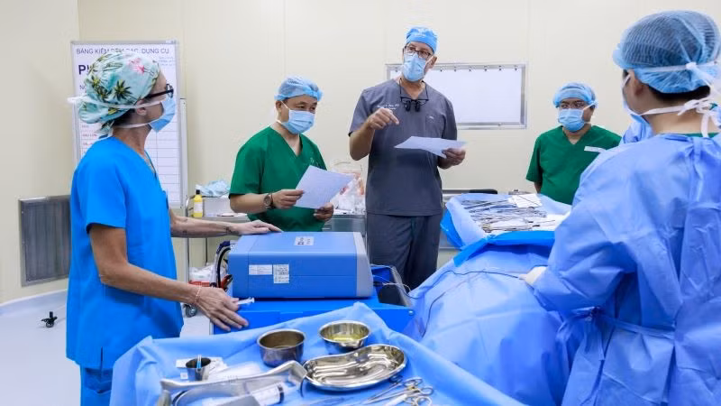 Hơn 30 chuyên gia quốc tế cùng các bác sĩ Việt Nam đến Huế hỗ trợ phẫu thuật tạo hình miễn phí tại "Tuần lễ Phẫu thuật tạo hình-vi phẫu 2026". (Ảnh: B. Ngọc)