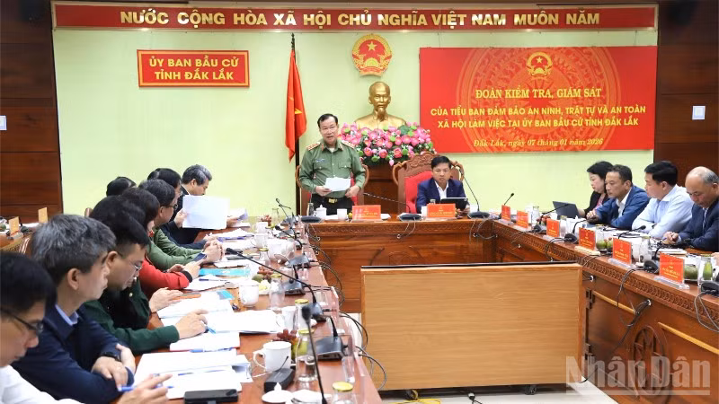 Thượng tướng Lê Tấn Tới, Trưởng Đoàn kiểm tra, giám sát của Tiểu ban bảo đảm an ninh, trật tự và an toàn xã hội, Hội đồng Bầu cử quốc gia, phát biểu tại buổi làm việc.
