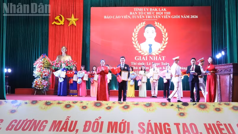 Phó Bí thư Tỉnh ủy Đắk Lắk Huỳnh Thị Chiến Hòa trao giải Nhất cho thí sinh Lê Ngọc Tuân, Chủ nhiệm Ủy ban Kiểm tra Đảng ủy xã Ea Hiao. 