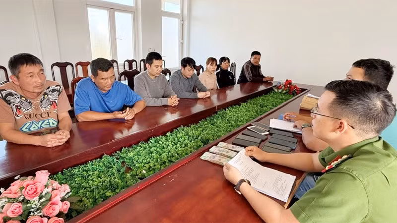 Các đối tượng trong đường dây đánh bạc và tổ chức đánh bạc tại cơ quan Công an.