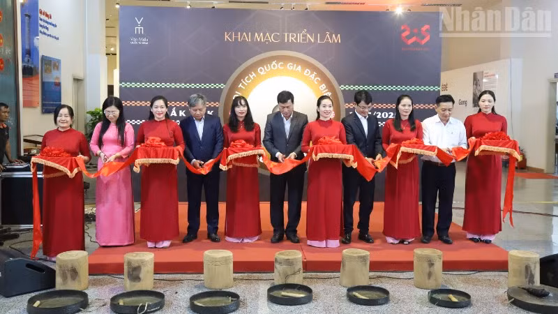 Các đại biểu cắt băng khai mạc triển lãm.