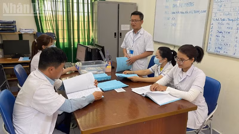 Các bác sĩ, điều dưỡng Khoa vật lý trị liệu và phục hồi chức năng, Bệnh viện Tâm thần tỉnh Đắk Lắk trong một buổi giao ban.