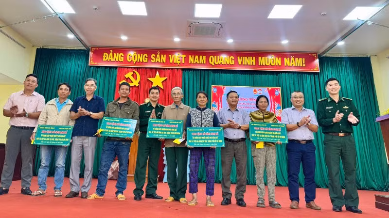 Các đơn vị tặng quà cho các em học sinh nghèo vượt khó. (Ảnh: THÙY DUNG)