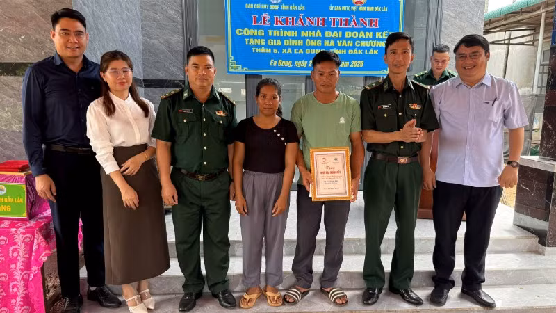 Thiếu tá Nguyễn Bảo Lân, Phó Chủ nhiệm Chính trị, Ban Chỉ huy Bộ đội Biên phòng tỉnh Đắk Lắk cùng đại diện chính quyền địa phương, Đồn Biên phòng Yok M’bre trao tặng nhà đại đoàn kết cho gia đình ông Hà Văn Chương.
