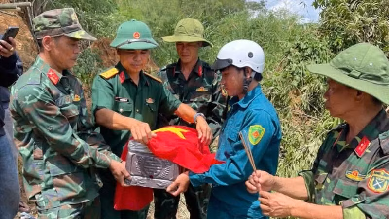 Đội K51 đưa hài cốt liệt sĩ về nơi bảo quản, thờ cúng.
