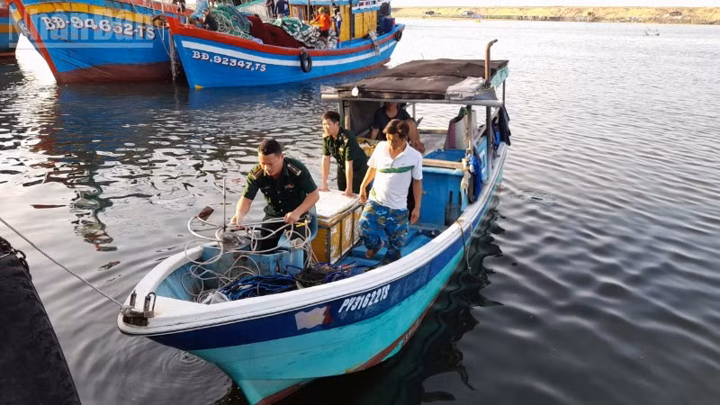 Cán bộ, chiến sĩ Đồn Biên phòng Hòa Hiệp Nam kiểm tra tàu cá mang số hiệu PY 31622TS.