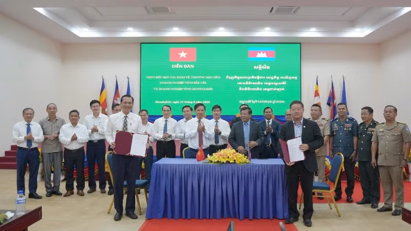 Doanh nghiệp 2 tỉnh Đắk Lắk và Mondulkiri ký kết hợp tác tại diễn đàn. 